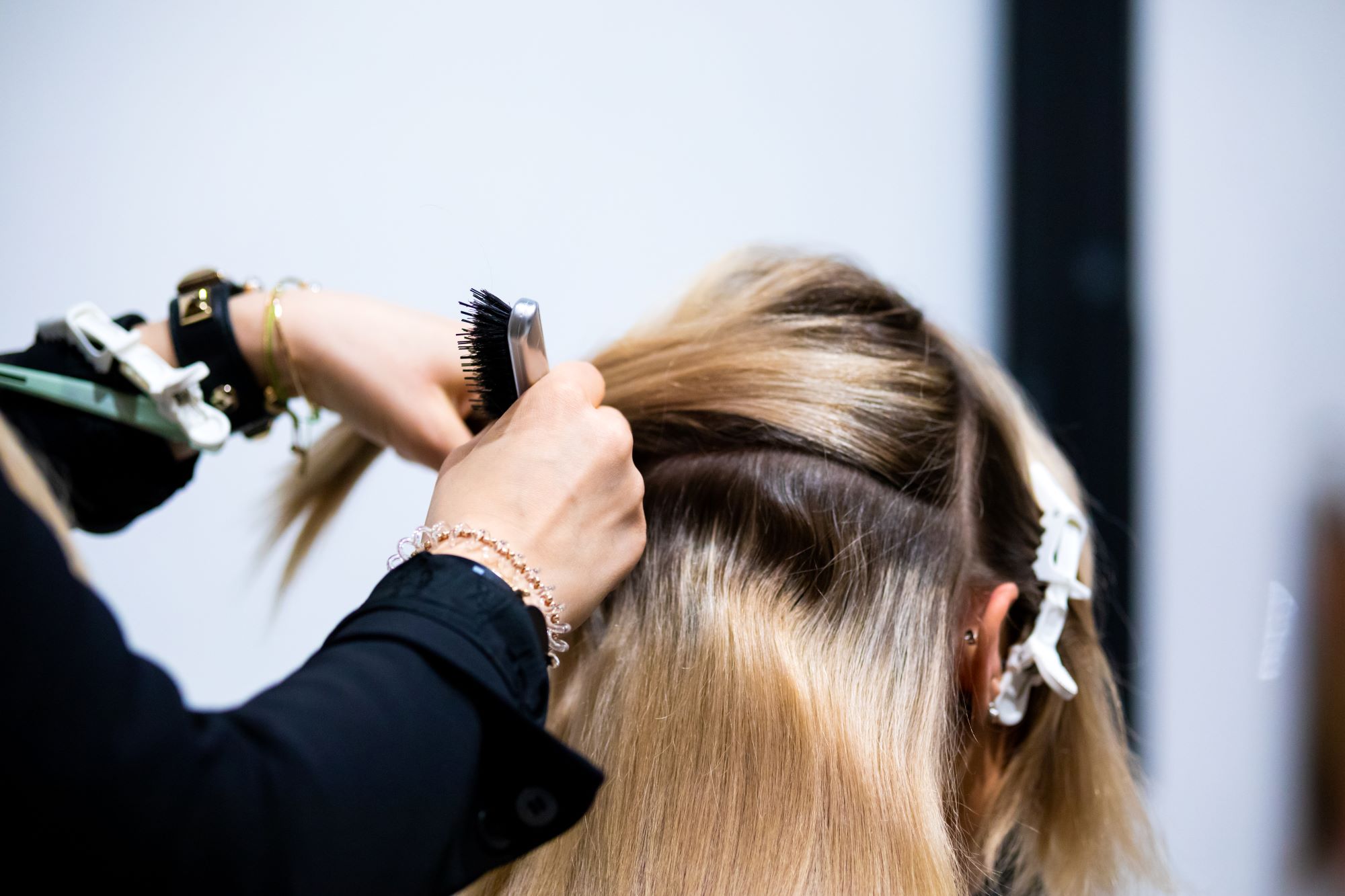 professional-hairdresser-making-hair-extensions-fo-2024-10-31-04-19-10-utc